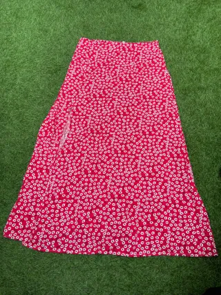 Falda larga roja con estampado floral