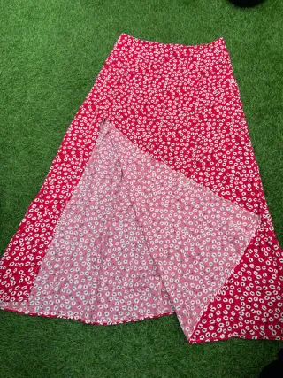 Falda larga roja con estampado floral