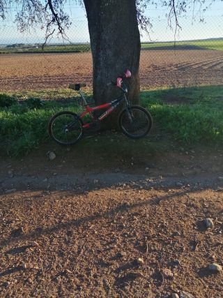 Bicicleta BMX Roja y Negra