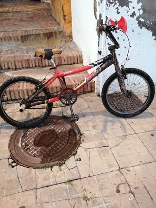 Bicicleta BMX Roja y Negra