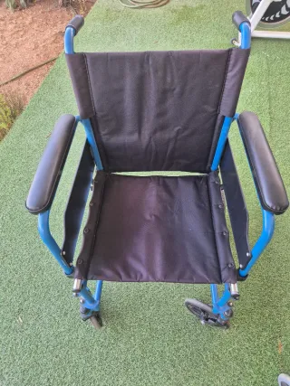 Silla de ruedas azul plegable