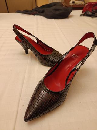 Zapatos destalonados negros y rojos