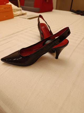 Zapatos destalonados negros y rojos