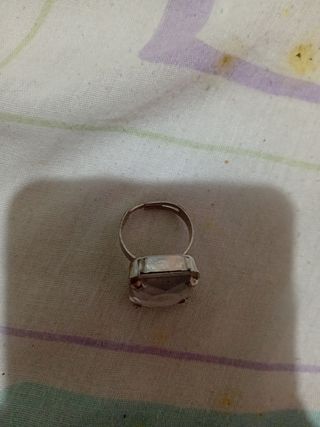 Anillo con piedra grande