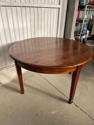 Mesa redonda de madera antigua restaurada