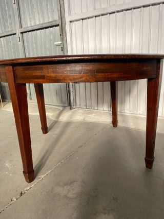 Mesa redonda de madera antigua restaurada