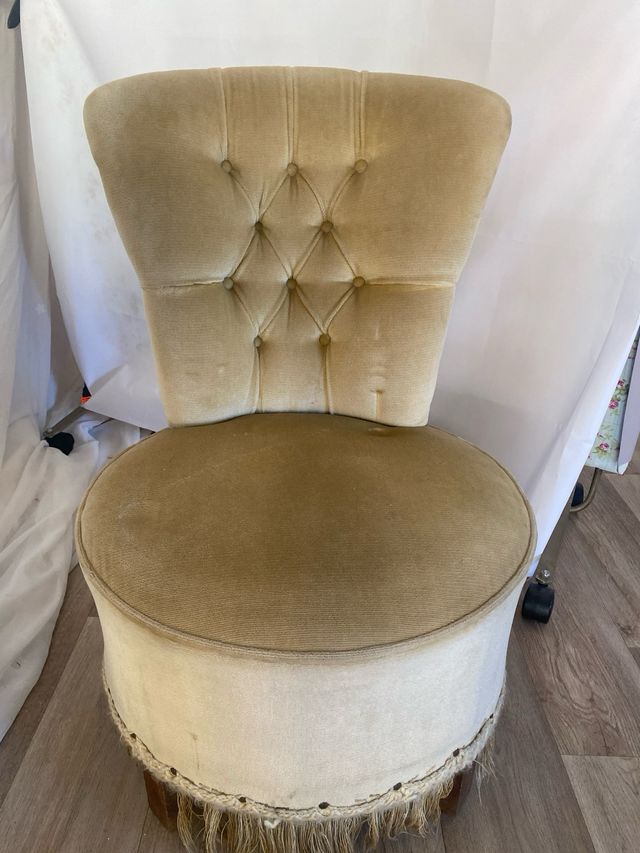 Sillón descalzador antiguo terciopelo beige