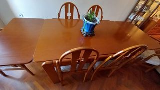Mesa de comedor con 4 sillas y 2 sillones
