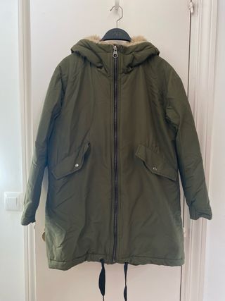 Abrigo Zara verde militar con capucha