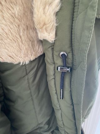 Abrigo Zara verde militar con capucha