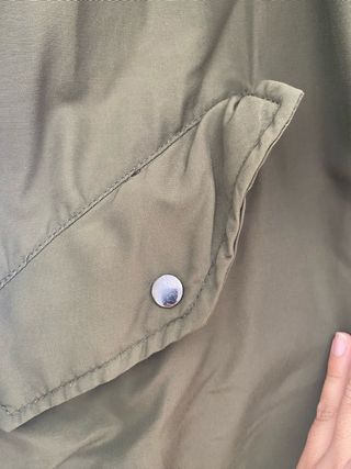 Abrigo Zara verde militar con capucha