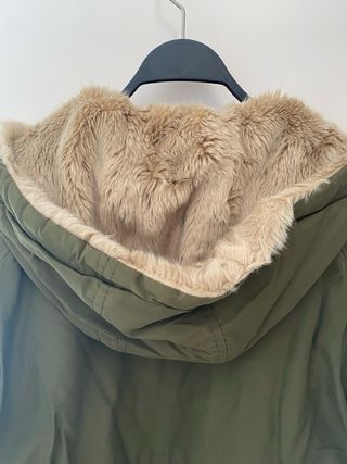 Abrigo Zara verde militar con capucha