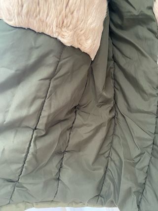 Abrigo Zara verde militar con capucha