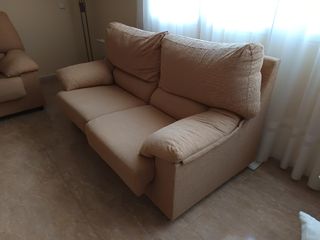 Sofá de tela beige