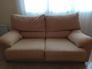 Sofá de tela beige