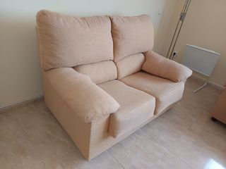 Sofá de tela beige
