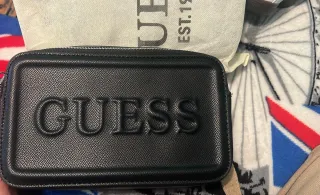 Bolso Guess Negro Logo Relieve