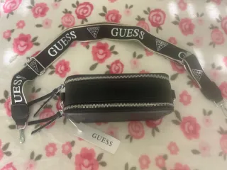 Bolso Guess Negro Logo Relieve