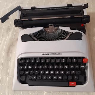 Maquina de escribir Olivetti Lettera 12 Antigua