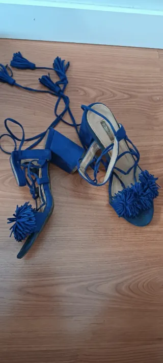 Sandalias azules atadas con flecos