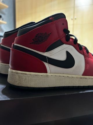 Air Jordan 1 Mid Chicago