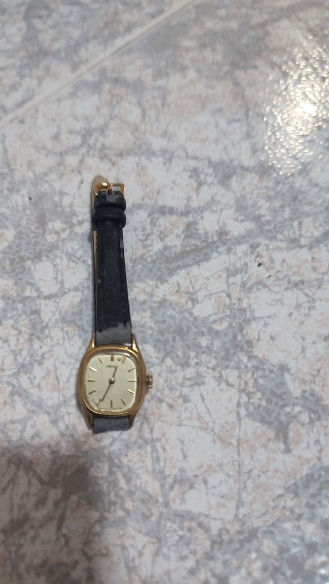 Reloj Seiko dorado y negro