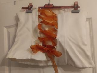 Vestido de fiesta naranja y blanco
