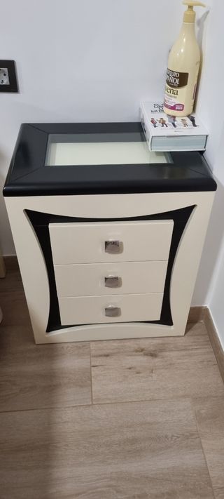 Mesitas de noche y cabecero beige/morado