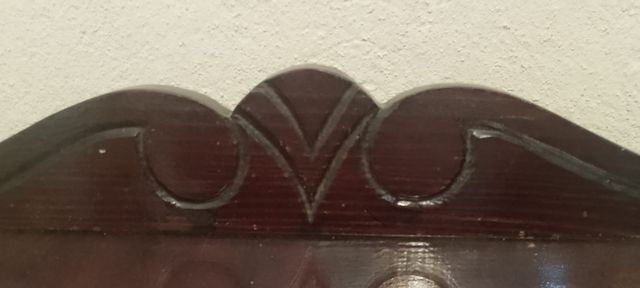 Mesilla de noche antigua en buen estado.