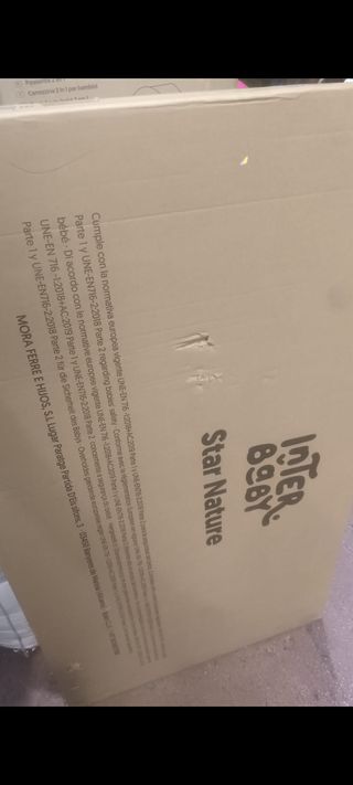 Cuna bebé blanca con estrellas en su caja