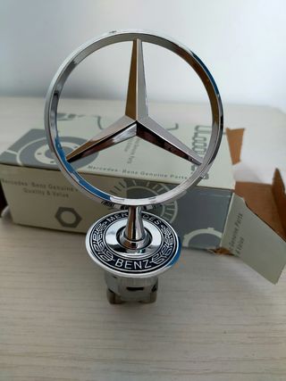 Estrella Mercedes insignia emblema.
