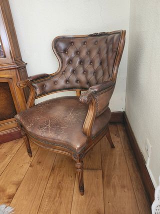Butaca antigua de cuero y madera