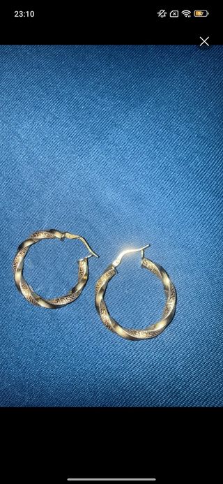 Pendientes de aro dorados retorcidos