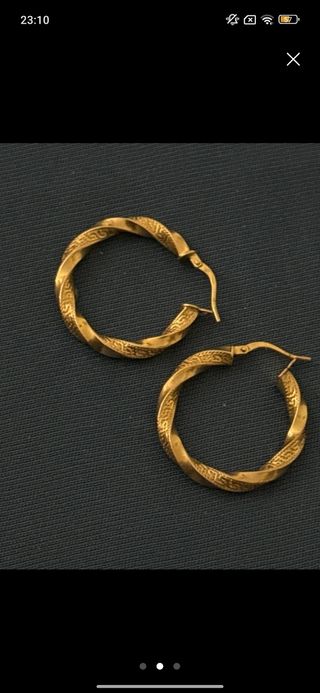 Pendientes de aro dorados retorcidos