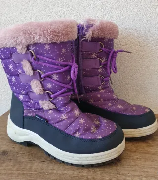 Botas infantiles moradas con copos de nieve