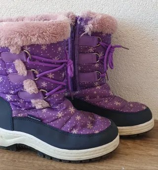Botas infantiles moradas con copos de nieve