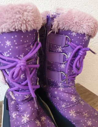 Botas infantiles moradas con copos de nieve