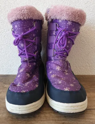 Botas infantiles moradas con copos de nieve