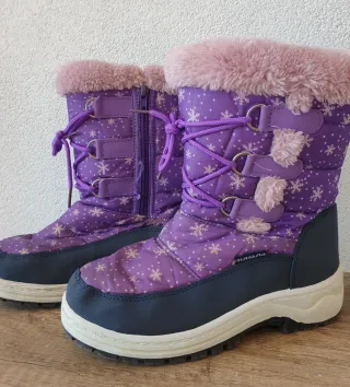 Botas infantiles moradas con copos de nieve