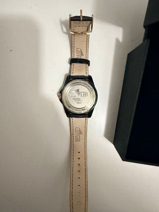Reloj Lotus Negro y Dorado