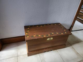 Baúl de madera con llave y diseño floral