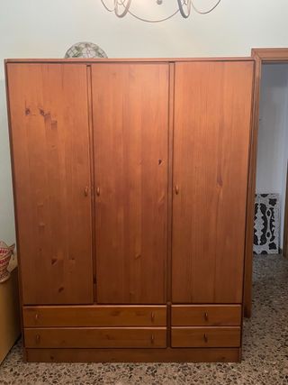 Armario de madera con cajones