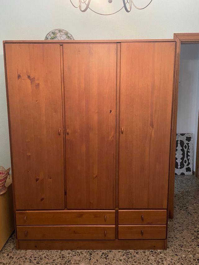 Armario de madera con cajones