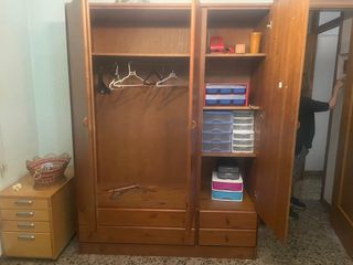 Armario de madera con cajones