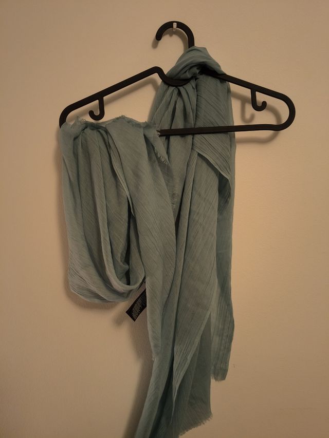 Pañuelo fino azul Parfois turquesa.