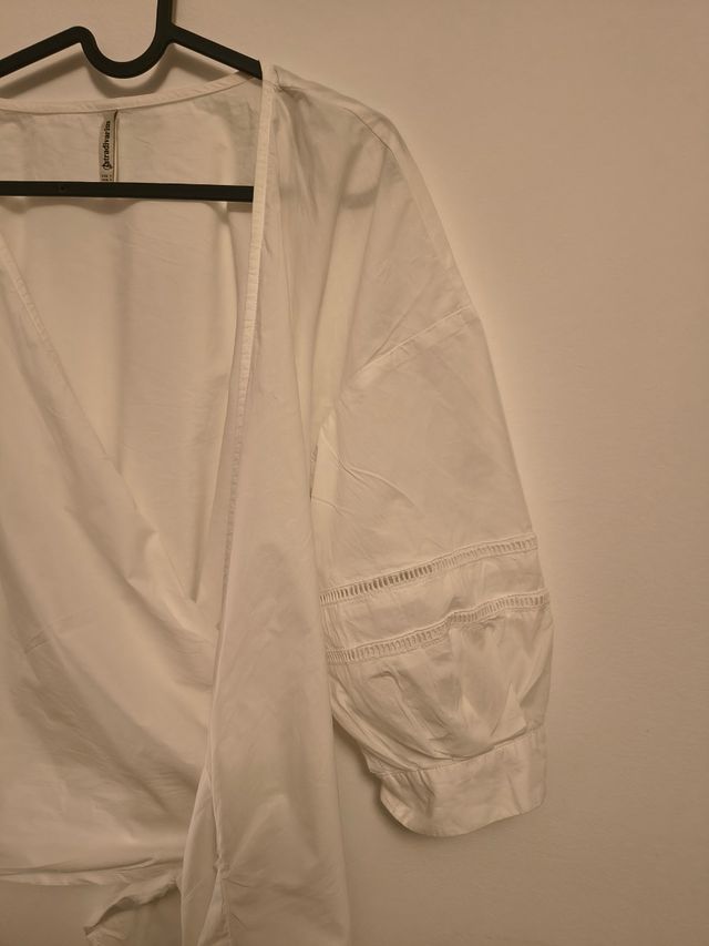 Camisa blanca Stradivarius cruzada