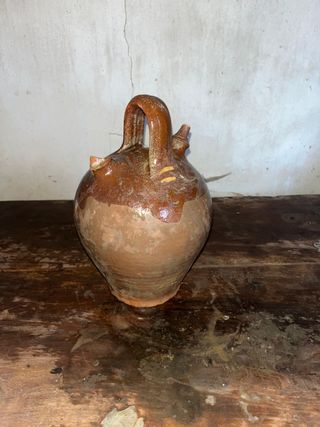 Botijo de barro antiguo