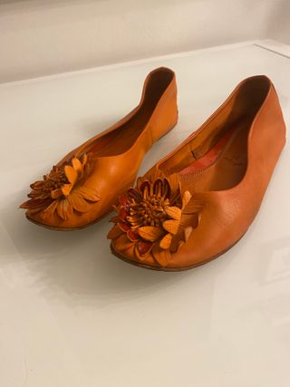 Ballerine in pelle con fiore arancioni
