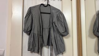 Blusa gris manga abullonada talla S