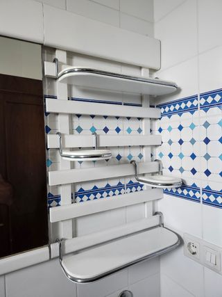 Mueble de baño blanco con puertas de cristal